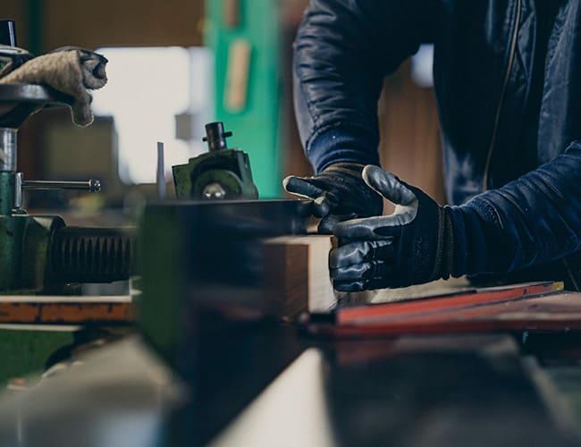 カット、塗装、角処理。造作加工